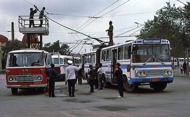1983年哈尔滨街景:到1965年,全市有轨电车线路发展到7条,45.
