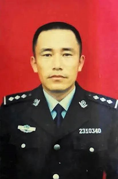 生于1974年11月,现担任黑龙江省鸡西监狱七监区管教员,四级警长警衔