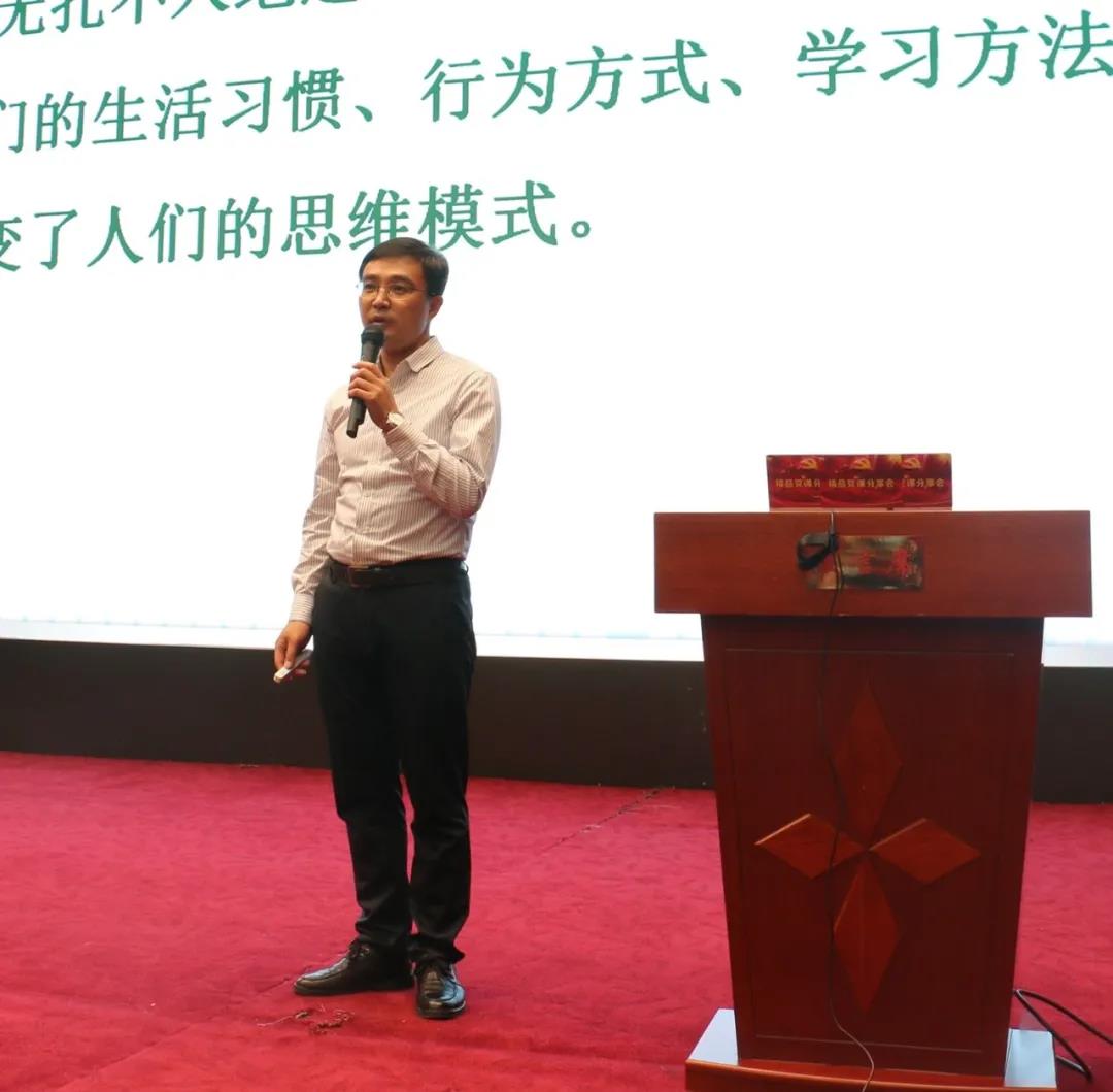 市网信办徐海伟 《拥抱网络时代  培养互联网思维》