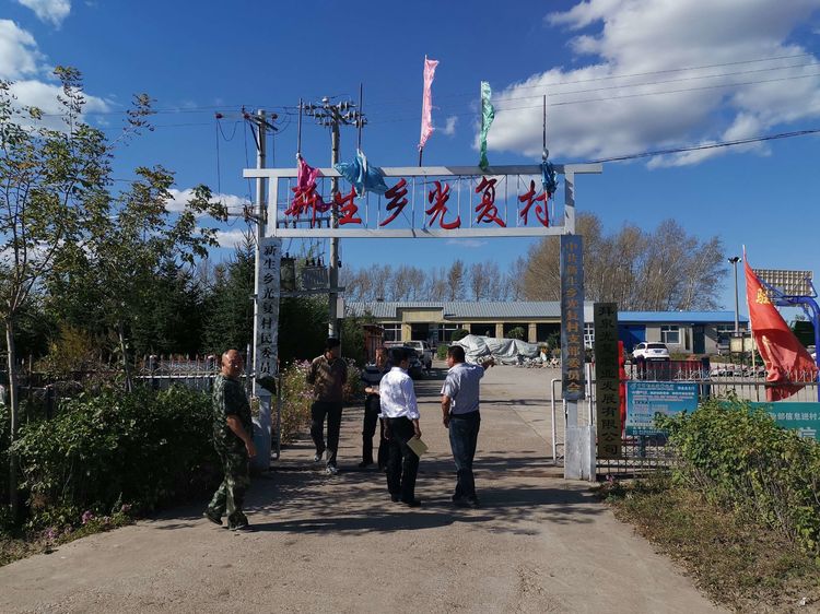 1510月14日,省法院机关党委专职副书记张锡双来到绥滨县富强乡奋斗村